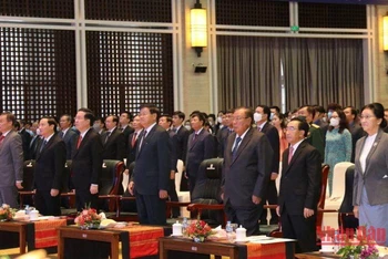 Các đại biểu tham dự Lễ kỷ niệm nghiêm trang trong nghi thức chào cờ. (Ảnh: Xuân Sơn)