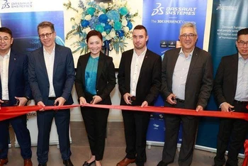 Bà Josephine, Giám đốc điều hành khu vực phía nam châu Á-Thái Bình Dương của Dassault Systèmes cắt băng khai trương Văn phòng tại Hà Nội.