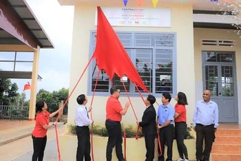 Tặng nhà ăn bán trú cho học sinh thiểu số ở Đắk Lắk