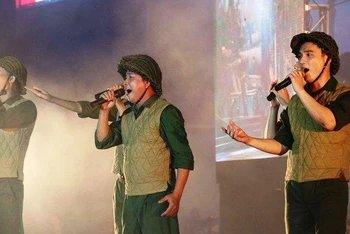 Các ca sĩ trình bày tổ khúc “Hò kéo pháo”, “Đường lên phía trước”, “Chiến thắng Điện Biên”.