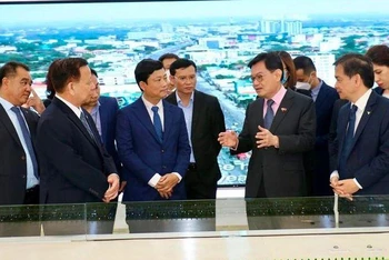 Phó Thủ tướng, Bộ trưởng Điều phối Chính sách Kinh tế Singapore, ông Heng Swee Keat (hàng đầu, thứ hai từ phải sang) trao đổi cùng lãnh đạo tỉnh Bình Dương và lãnh đạo VSIP.
