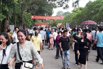 Khách thập phương trẩy hội Lam Kinh.