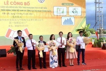 Lãnh đạo Cục Bảo vệ thực vật, Bộ Nông nghiệp và Phát triển nông thôn trao chứng thư kiểm dịch thực vật cho 5 doanh nghiệp xuất khẩu chuyến hàng sầu riêng đầu tiên xuất khẩu theo đường chính ngạch sang Trung Quốc.