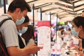 Người dân Thái Lan tại 1 hội chợ việc làm tổ chức tại Bangkok. (Ảnh: Bưu điện Bangkok)