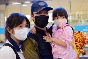 Thuyền viên Trần Văn Sửu hạnh phúc khi gặp lại được vợ và con gái.