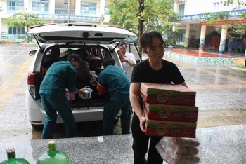 Phường Nại Hiên Đông, quận Sơn Trà chuẩn bị lương thực thực phẩm cho người dân tránh bão tại điểm Trường tiểu học Hai Bà Trưng.