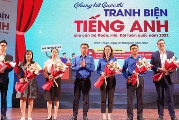 Ban Tổ chức tặng hoa Ban Giám khảo cuộc thi và 4 đội dự thi vòng chung kết. 