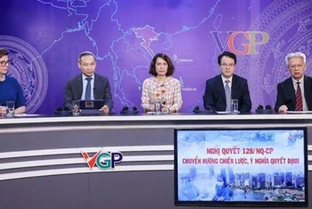 Các khách mời tham dự tọa đàm.
