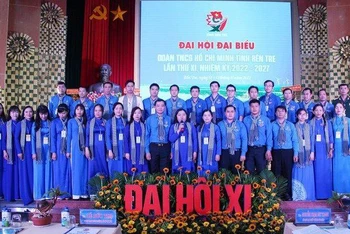 Ban Chấp hành mới ra mắt Đại hội.