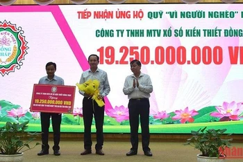 Đại diện Công ty TNHH MTV Xổ số kiến thiết Đồng Tháp ủng hộ hơn 19,2 tỷ đồng vào Quỹ “Vì người nghèo” tỉnh Đồng Tháp.