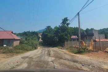 Đường dân sinh vào mỏ đá Hang Dơn ngày càng xuống cấp.