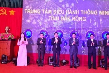 Lãnh đạo tỉnh Đắk Nông và các đại biểu tham dự khai trương Trung tâm Giám sát điều hành đô thị thông minh Đắk Nông.