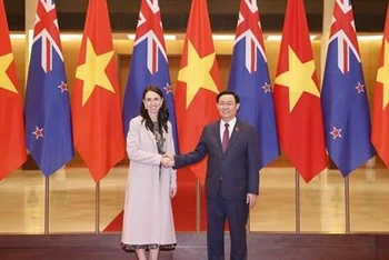 Chủ tịch Quốc hội Vương Đình Huệ đón Thủ tướng New Zealand Jacinda Ardern ngày 14/11/2022. (Ảnh: Doãn Tấn/TTXVN)