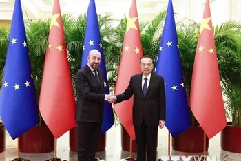 Thủ tướng Trung Quốc Lý Khắc Cường (phải) và Chủ tịch Hội đồng châu Âu (EC) Charles Michel (trái) trong cuộc gặp tại Bắc Kinh, ngày 1/12/2022. (Ảnh: THX/TTXVN)