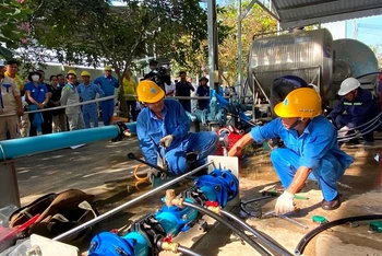 Một đội thi tham gia phần thực hành tại Hội thi Lắp ráp nhanh mô hình ống cái.