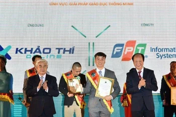 Ông Nguyễn Hồng Hải - Trưởng phòng Giải pháp Giáo dục FPT IS nhận giải thưởng Thành phố Thông minh Việt Nam 2022.