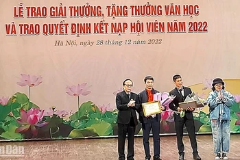 Đại diện Hội Nhà văn Hà Nội trao giải thưởng và tặng thưởng cho các tác giả, đại diện tác giả.