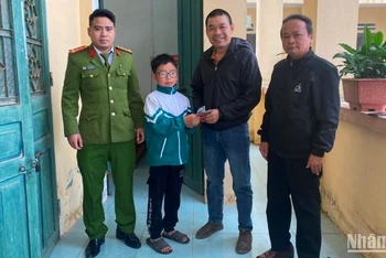 Em Nguyễn Bá Nhất, lớp 6A, Trường Tiểu học và Trung học cơ sở xã Quỳnh Minh, Quỳnh Phụ, tỉnh Thái Bình (thứ 2 từ trái qua) trao trả tài liệu cùng 19,5 triệu đồng nhặt được cho người bị đánh rơi.
