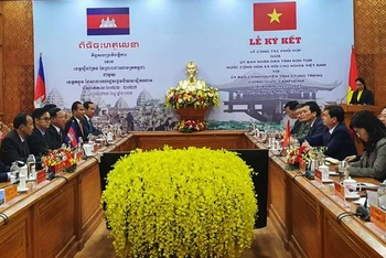 Quang cảnh buổi Lễ Ký kết Bản ghi nhớ hợp tác giữa tỉnh Kon Tum và Stung Treng (Campuchia).