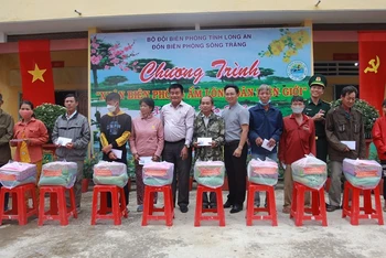 Người dân khó khăn vùng biên giới Long An nhận quà Tết tại Đồn Biên phòng Sông Trăng.