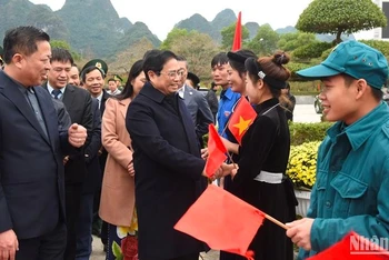 Thủ tướng Phạm Minh Chính chúc Tết công nhân, người lao động có hoàn cảnh khó khăn và đồng bào các dân tộc thị trấn Tà Lùng, huyện Quảng Hòa.