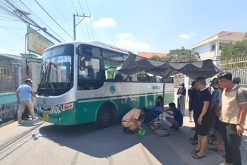 Lực lượng công an khám nghiệm hiện trường, điều tra làm rõ vụ tai nạn.