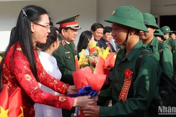 Bí thư Tỉnh ủy Quảng Ngãi Bùi Thị Quỳnh Vân tặng hoa, động viên tân binh thành phố Quảng Ngãi lên đường nhập ngũ.