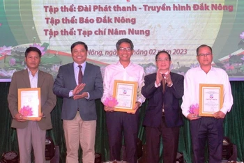 Ban Tổ chức trao giải thưởng cho 3 tập thể có thành tích xuất sắc.