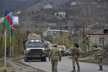 Binh sĩ và xe quân sự của Azerbaijan di chuyển qua thị trấn Lachin, gần khu vực biên giới với Armenia. (Ảnh: AFP/TTXVN)