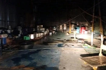 Hiện trường bên trong kho sơn sau vụ cháy.