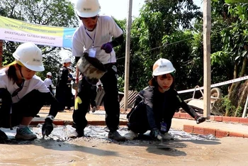 Các bạn tình nguyện viên tham gia xây nhà cho người dân ở xã Mỹ Hội.