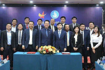 Bí thư Trung ương Đoàn, Chủ tịch Hội Liên hiệp Thanh niên Việt Nam Nguyễn Minh Triết, Chủ tịch Hội Doanh nhân Việt Nam Đặng Hồng Anh (thứ 6 và 7 từ phải sang, hàng đầu) cùng đại diện các ban, ngành liên quan tại lễ ký kết.