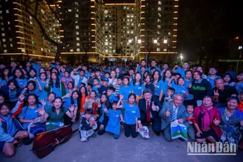 Các nghệ sĩ chụp ảnh lưu niệm cùng các em học sinh Trường Hy Vọng.