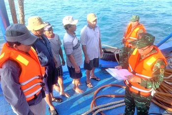 Lực lượng làm nhiệm vụ kiểm tra tàu TG 91987 TS khi phát hiện tàu này có dấu hiệu chở dầu lậu trên biển.