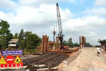 Một số khu vực thi công công trình tuyến tránh Quốc lộ 30 không rào chắn, để người dân đi vào công trường dễ dàng.