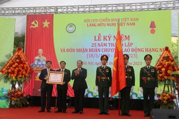 Thừa ủy quyền của Chủ tịch nước, Thượng tướng Bế Xuân Trường trao Huân chương Lao động hạng Nhì tặng Làng Hữu nghị Việt Nam. 