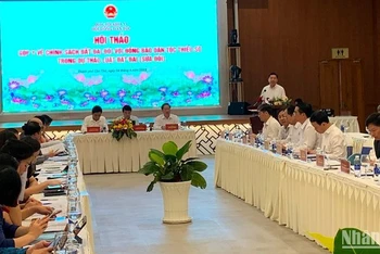 Đại biểu góp ý về chính sách đất đai đối với đồng bào dân tộc thiểu số. (Ảnh: THANH TÂM)