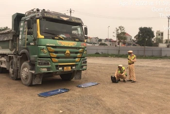 Cảnh sát giao thông kiểm tra xe vi phạm.