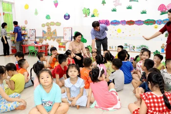 Niềm vui của các cháu mầm non và giáo viên khi lớp học được lắp máy lạnh, tấm chắn bụi.