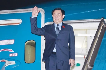 Chủ tịch Quốc hội Vương Đình Huệ tại sân bay quốc tế Nội Bài (Hà Nội), lên đường thăm chính thức Cộng hòa Cuba, Cộng hòa Argentina và Cộng hòa Đông Uruguay. (Ảnh: TTXVN)