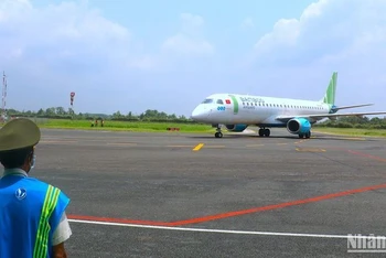Tàu bay phản lực Embraer VN-A269 bay thử nghiệm đáp thành công tại Cảng hàng không Cà Mau vào trưa 20/4.