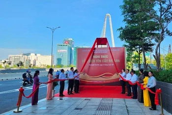 Các đại biểu thực hiện nghi thức đặt tên cầu Ba Son và cầu Thủ Thiêm.