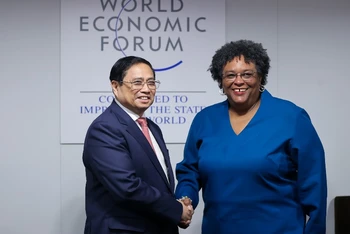 Thủ tướng Chính phủ Phạm Minh Chính và Thủ tướng Barbados Mia Mottley. (Ảnh: Nhật Bắc)