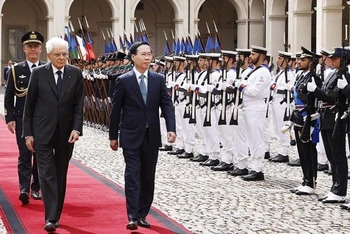 Chủ tịch nước Võ Văn Thưởng và Tổng thống Cộng hòa Italy Sergio Mattarella duyệt đội danh dự. (Ảnh: TTXVN)
