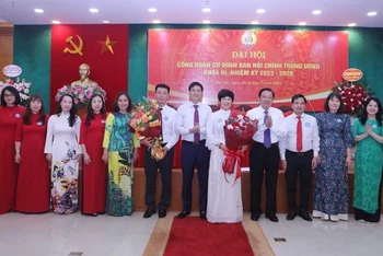 Các đồng chí Phan Đình Trạc, Ủy viên Bộ chính trị, Bí thư Trung ương Đảng, Trưởng Ban Nội chính Trung ương; Ngọ Duy Hiểu, Phó Chủ tịch Tổng Liên đoàn Lao động Việt Nam, Chủ tịch Công đoàn viên chức Việt Nam, chúc mừng Ban Chấp hành Công đoàn Cơ quan Ban Nội chính Trung ương khóa III, nhiệm kỳ 2023-2028. (Ảnh: Đặng Phước)