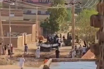 Xe quân sự trên một tuyến đường ở Omdurman, Sudan, ngày 13/7/2023. (Ảnh: AFP/TTXVN)