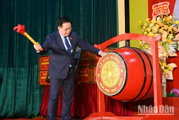 [Ảnh] Chủ tịch Quốc hội dự khai giảng năm học mới tại Trường Hữu nghị T78