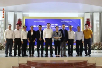 Lãnh đạo Bộ Thông tin và Thông tin, lãnh đạo tỉnh Sóc Trăng cùng đại diện FPT IS tổng kết các kết quả đạt được sau quá trình diễn tập. 