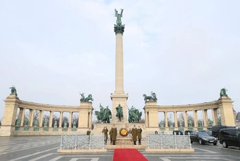 Quảng trường Anh hùng.
