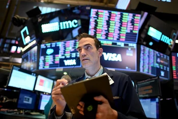 Giao dịch viên tại Sàn chứng khoán New York, Mỹ. (Ảnh: AFP/TTXVN)